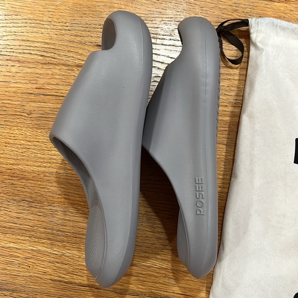 Unisex Posee super lightweight and soft slides! - Picture 2 of 6
